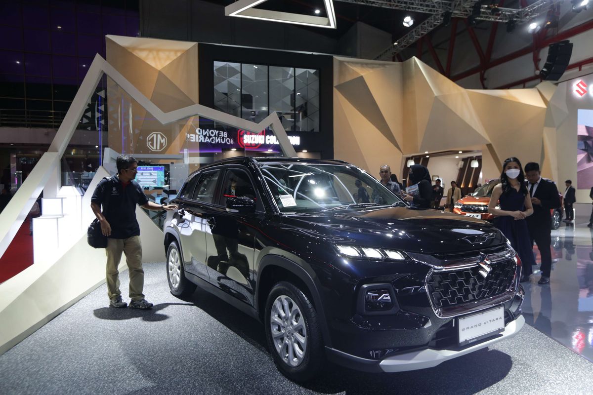 Suzuki Grand Vitara dipamerkan di ajang Indonesia International Motor Show (IIMS) 2023 di JIExpo, Kemayoran, Jakarta Pusat, Kamis (16/2/2023). Grand Vitara hadir dengan teknologi hybrid terbaru dari Suzuki bernama Smart Hybrid Vehicle by Suzuki (SHVS).