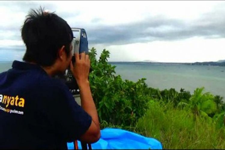 Tim rukyatul Hilal wahdah Islamiyah Polewali Mandar berburu hilal hinga ke puncak gunung di Pulau Battoa, Kecamatan Binuang, Polewali Mandar, Jumat (26/5/2017).