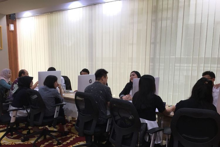 Suasana Online Single Submission (OSS) Lounge di kantor Kementerian Koordinator Bidang Perekonomian, Senin (9/7/2018). Para investor mulai berdatangan pada hari pertama peluncuran OSS selaku layanan perizinan berusaha terintegrasi secara elektronik.