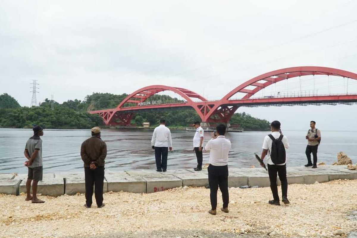 Wakil Wali Kota Jayapura, Rustan Saru didampingi oleh Kepala BMKG Wilayah V Jayapura, Yustus Rumakiek dan para kepala kampung, saat meninjau air laut di pantai Holtekamp, Distrik Muara Tami, Kota Jayapura, Papua, Rabu (30/7/2025).