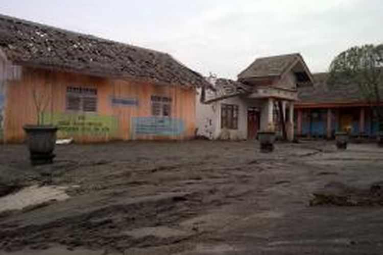 Kondisi gedung SDN Pandansari, Ngantang, Kabupaten Malang, yang rusak akibat abu vulkanik, letusan gunung Kelud. Senin (17/2/2014).