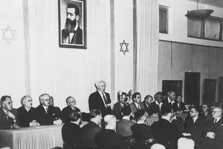 Tak lama setelah membaca Deklarasi Kemerdekaan, Ben-Gurion akan mengenakan seragam militernya dan bertanggung jawab atas pertahanan Isreal yang baru lahir.
