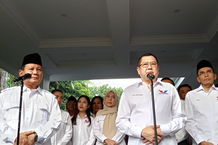 Ketua Umum Partai Gerindra Prabowo Subianto usai bertemu dengan Ketua Partai Perindo Hary Tanoesoedibjo di kediamannya, Jakarta, Rabu (5/4/2023).