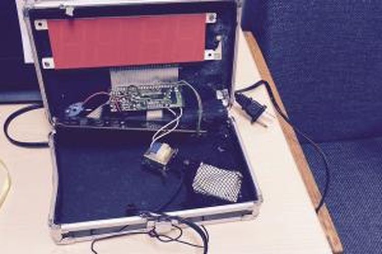 Jam digital buatan Ahmed Mohamed ini disangkat bom oleh guru bahasa Inggrisnya