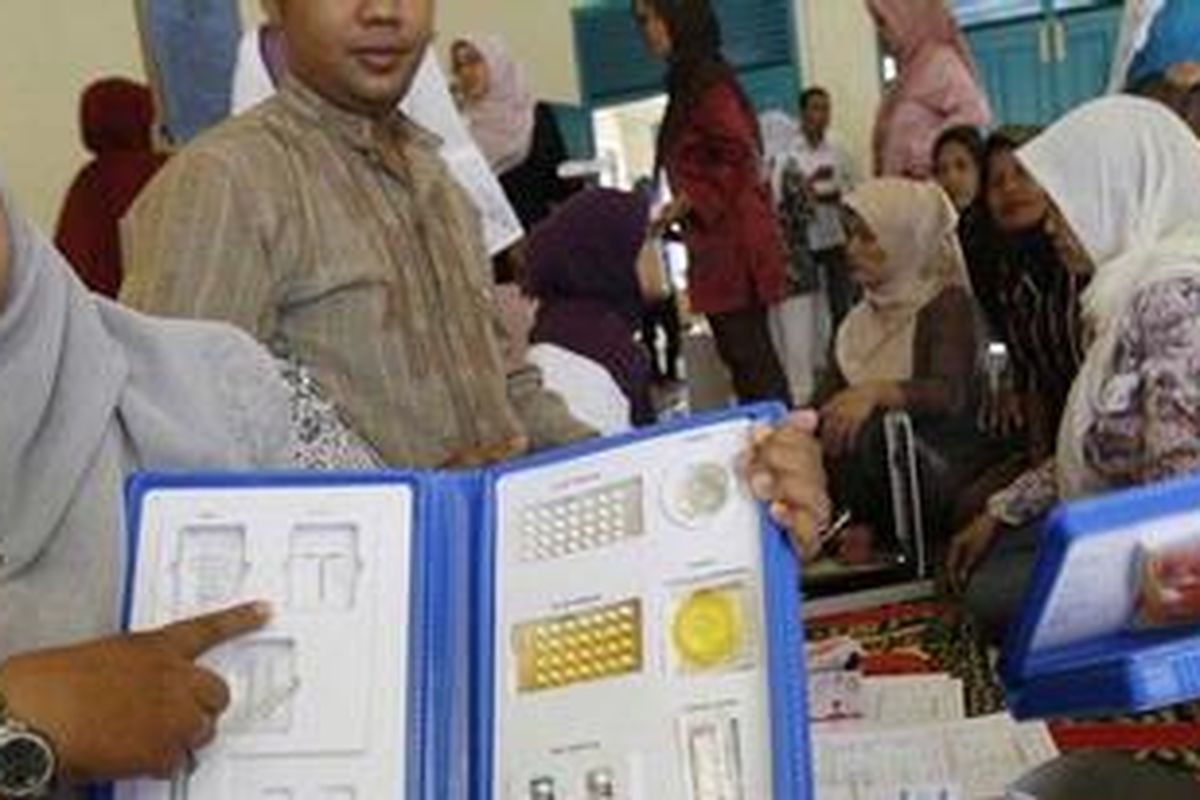 Petugas Penyuluh Lapangan Keluarga Berencana (PLKB) Kota Banda Aceh memperlihatkan jenis alat dan obat kontrasepsi kepada warga 