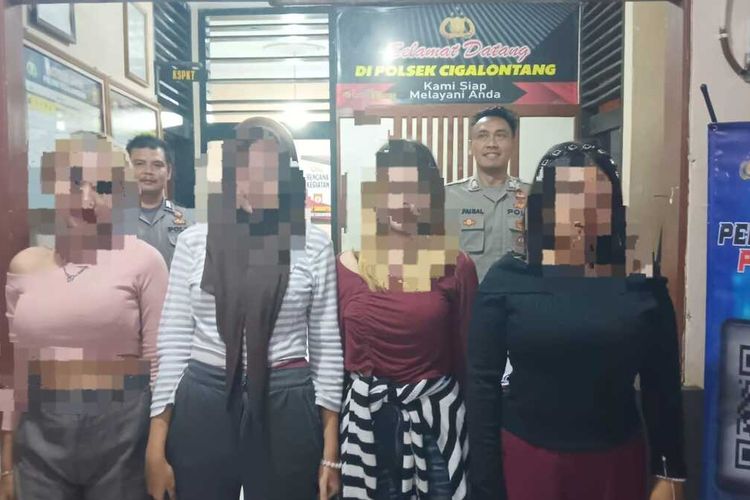 Empat gadis remaja berpakaian seksi asal Tasikmalaya, Jawa Barat, ditangkap polisi usai mengeroyok teman wanitanya sendiri sampai rekaman videonya viral di media sosial. Mereka ditangkap petugas Polsek Cigalontang, Polres Tasikmalaya, saat hendak melarikan diri pada Sabtu (6/12/2025).