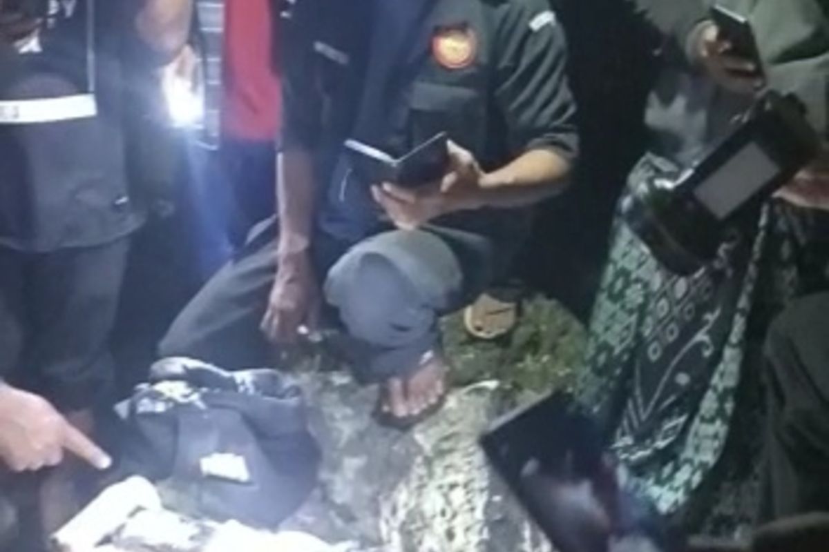 Warga menemukan barang milik Kakak beradik di sekitar tebing Parang Racuk, Kanigoro Kapanewon Saptosari, Gunungkidul. Kamis (27/4/2023) malam