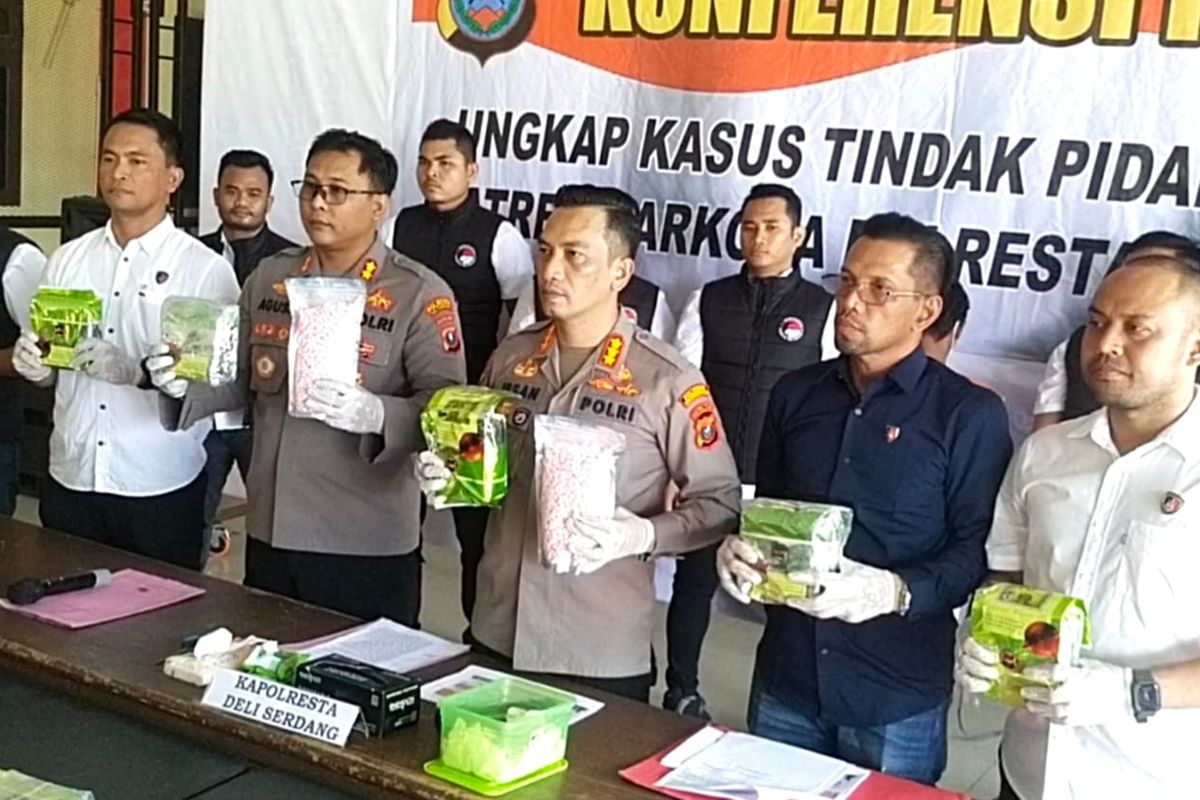 Kapolresta Deli Serdang Kombes Pol Irsan Sinuhaji saat memaparkan kasus pengungkapan 18 kg sabu dan 9550 butir pil ekstasi, Rabu (31/5/2023. 