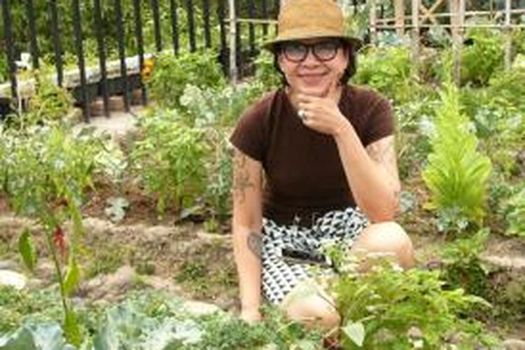 Janti Wignjopranoto, praktisi vegan, raw food chef dan ayurveda coach, di kebun organiknya, Dusun Jenengan, Maguwoharjo, Yogyakarta. 