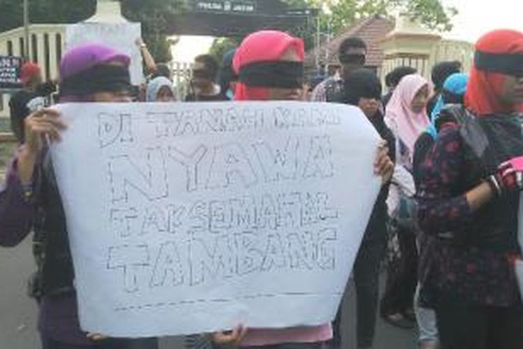 Aksi mahasiswa menyikapi pembunuhan warga terkait tambang pasir Lumajang.