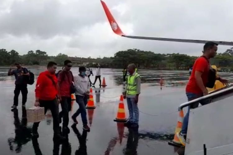 Tiga tersangka penyebar hoaks pembakaran rumah ibadah di saat bentrok di kota Tual diterbangkan ke kota Ambon, Minggu siang (5/2/2023)