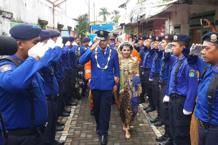 Pasangan pengantin Anggoro Setyo Pramono dan Novia Nur Eka Saputri sebelum diarak keliling Kota Malang menggunakan mobil pemadam kebakaran, Minggu (25/3/2018).