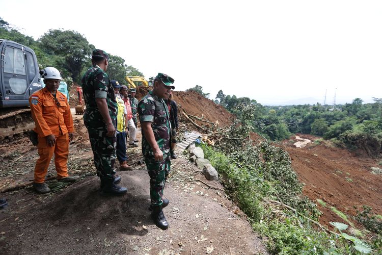 Kepala Staf Angkatan Darat, Jenderal Dudung Abdurachman meninjau lokasi longsor akibat gempa di Kampung Pos, Desa Cijedil, Kecamatan Cugenang, Kabupaten Cianjur, Jawa Barat, Selasa (22/11/2022). Sedikitnya 162 orang meninggal dunia, 326 warga luka-luka, dan 13.784 orang mengungsi akibat gempa bermagnitudo 5,6 di Cianjur.