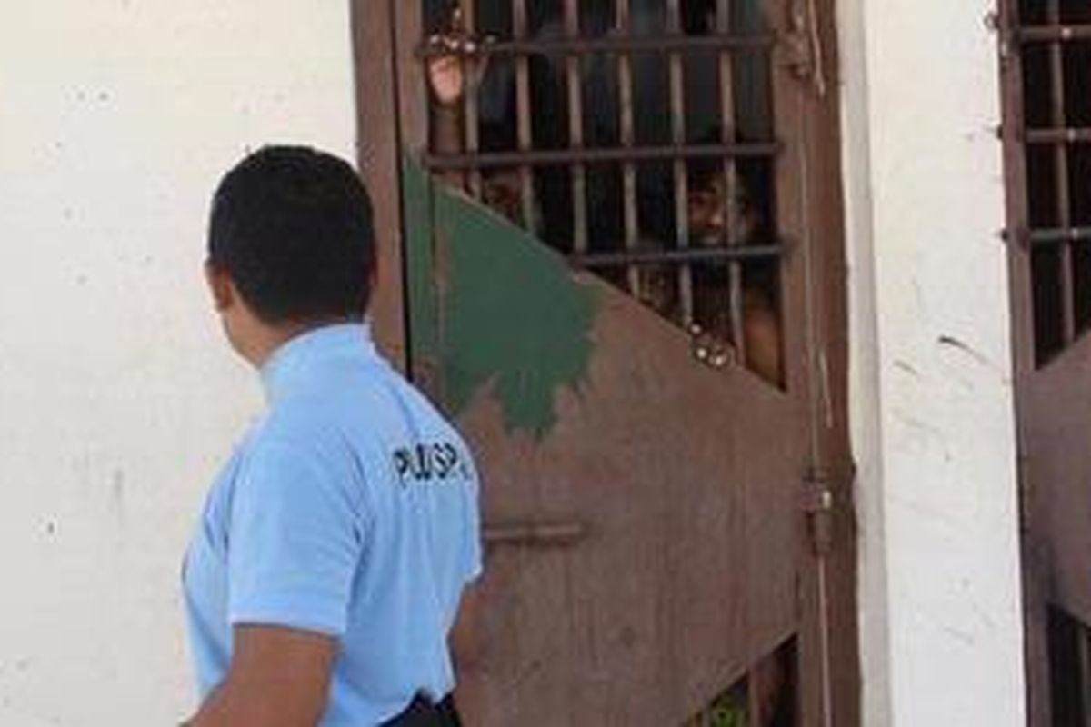 Petugas Rudenim Surabaya terus menjaga ketat paska kaburnya tujuh imigran asal Afganistan, Jum'at (19/10/2012).