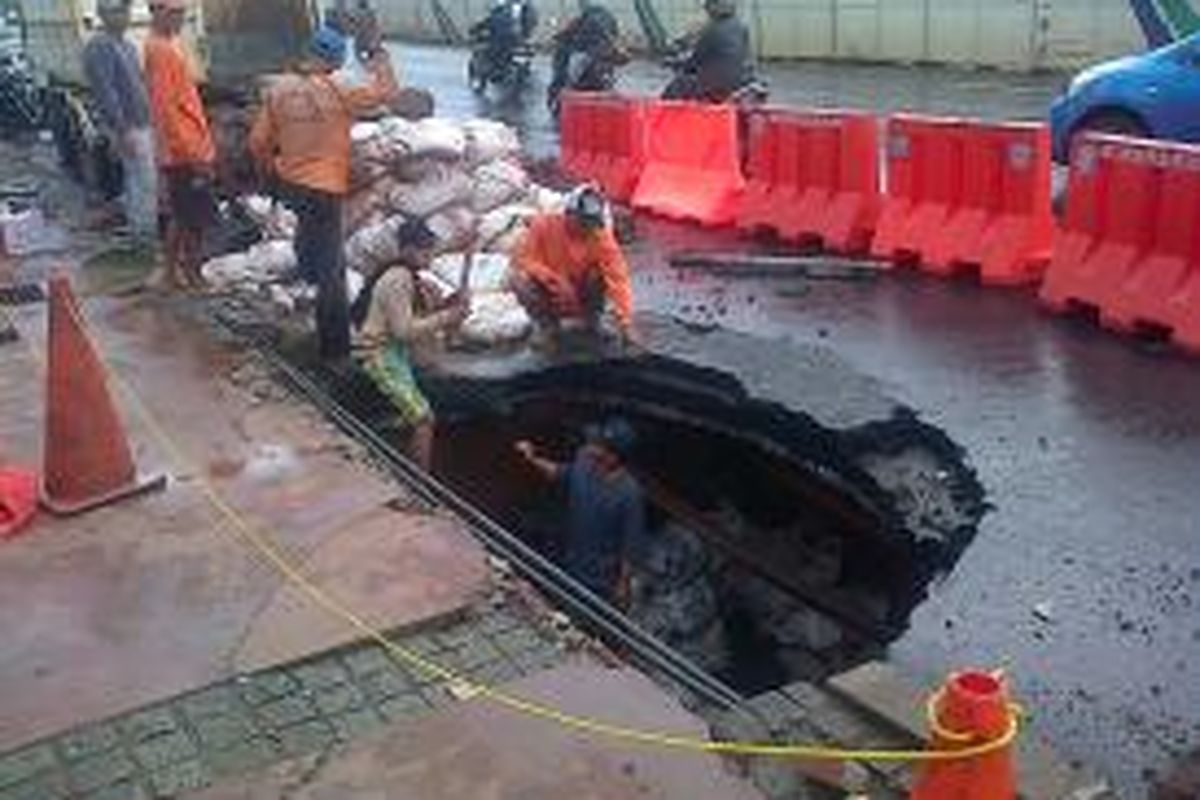 Jalan Jendral Sudirman di depan Mapolda Metro Jaya Ambles