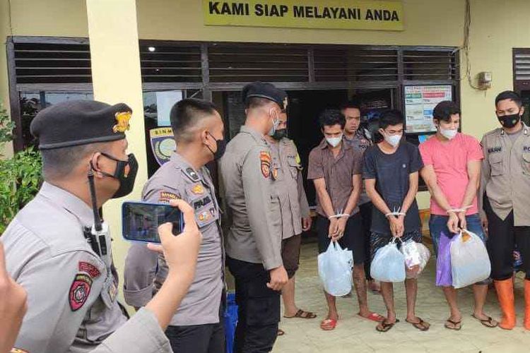 Tiga tahanan Polsek Martapura Timur terpaksa dievakuasi karena banjir. Seluruh tahanan itu dievakuasi ke Polres Banjar, Rabu (23/3/2022). 