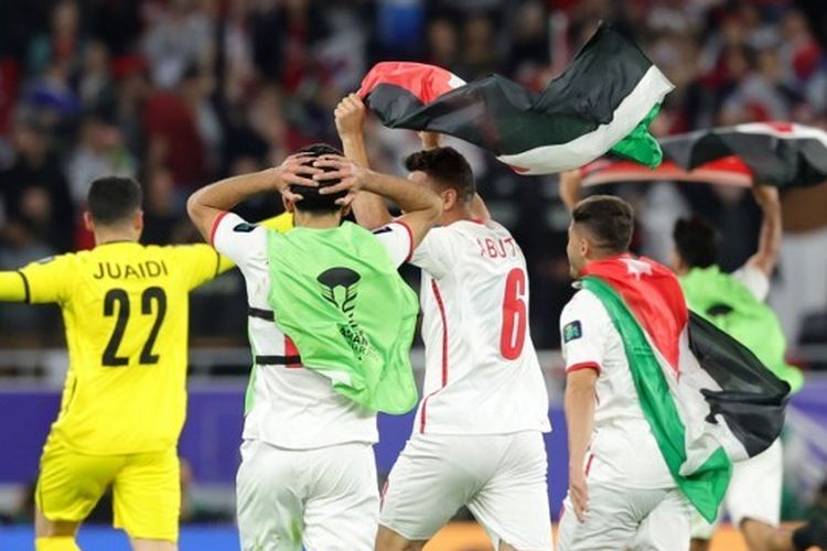 Para pemain Yordania berselebrasi seusai mengalahkan Korea Selatan pada akhir laga semifinal Piala Asia 2023 antara Yordania vs Korea Selatan di Stadion Ahmed bin Ali pada 6 Februari 2024.