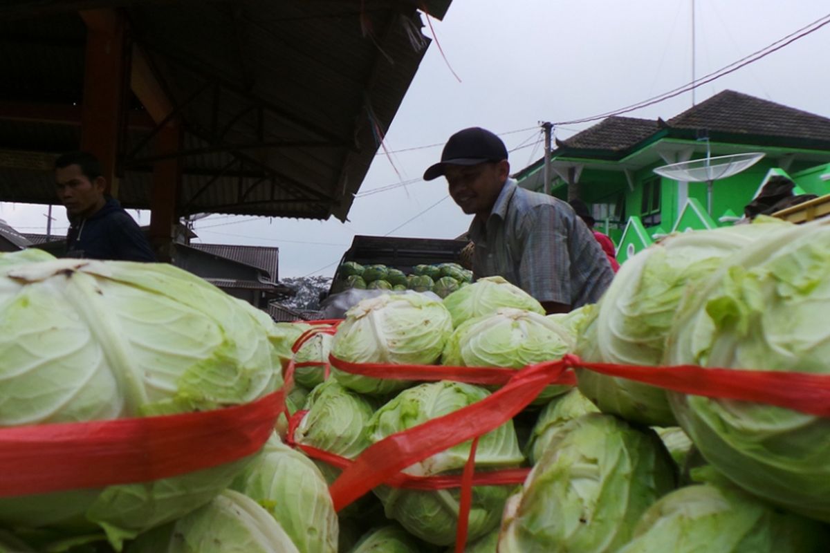 Aktivitas di Pasar Jetis Bandungan, Kabupaten Semarang, Selasa (17/5/2016). Segala macam sayur serta buah-buahan dari daerah pertanian di Bandungan dan daerah sekitarnya dijual di pasar ini.