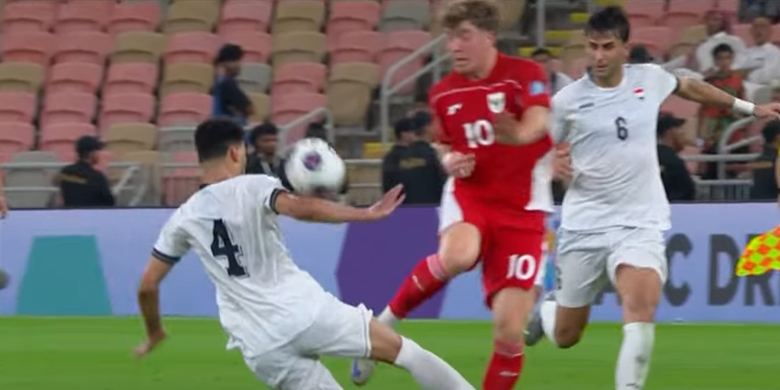 Bek Timnas Irak, Zaid Tahseen, tampak melanggar Ole Romeny dalam duel krusial Timnas Indonesia vs Irak di Grup B Putaran 4 Kualifikasi Piala Dunia 2026 Zona Asia di Jeddah pada Minggu (12/10/2025) dini hari WIB.