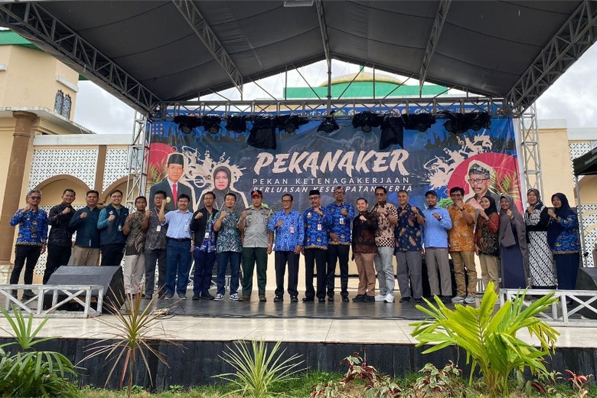 Para pejabat dan peserta berfoto bersama di panggung acara Pekan Ketenagakerjaan (PEKANAKER) 2024 yang digelar Disnaker Kota Bontang di UMKM Center, Parikesit, Bontang Utara. Acara ini bertujuan untuk mendorong kewirausahaan dan memperkuat ekonomi lokal 