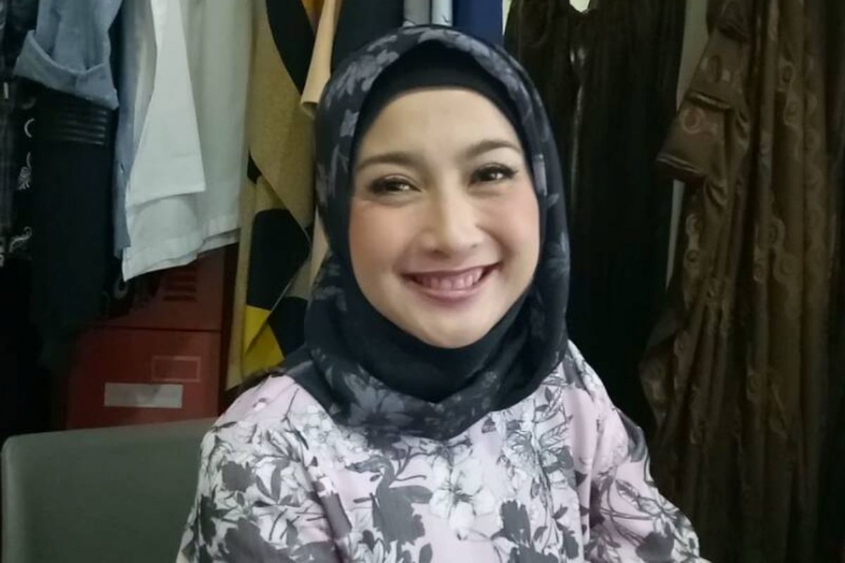 Desy Ratnasari ditemui menjelang shooting di Studio KompasTV, Jalan Palmerah Selatan, Jakarta Pusat, pada Rabu (17/5/2017).