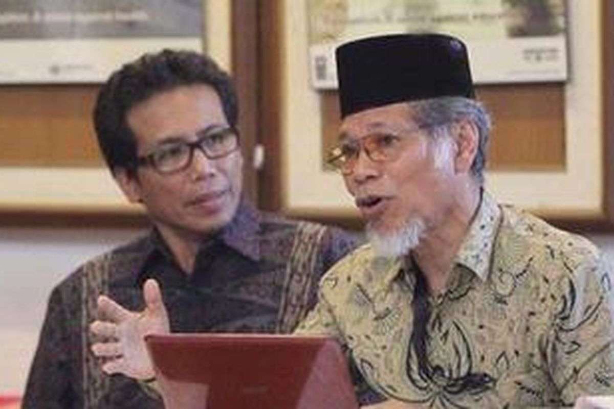 Penasihat Komisi Pemberantasan Korupsi, Abdullah Hehamahua (berpeci). 