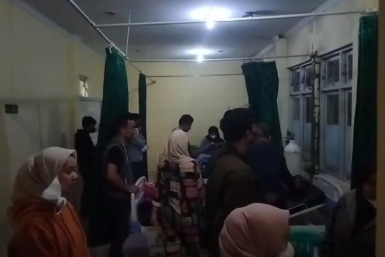 Warga Kecamatan Karangnunggal Kabupaten Tasikmalaya, Jawa Barat, mengalami keracunan nasi kotak hajatan dan masih dirawat di Puskesmas Karangnunggal, Kabupaten Tasikmalaya, Kamis (3/8/2023).