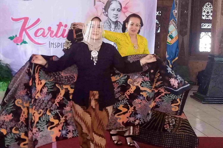 Batik Patron Ambarawa dipamerkan model saat perayaan Hari Kartini di Kabupaten Semarang.