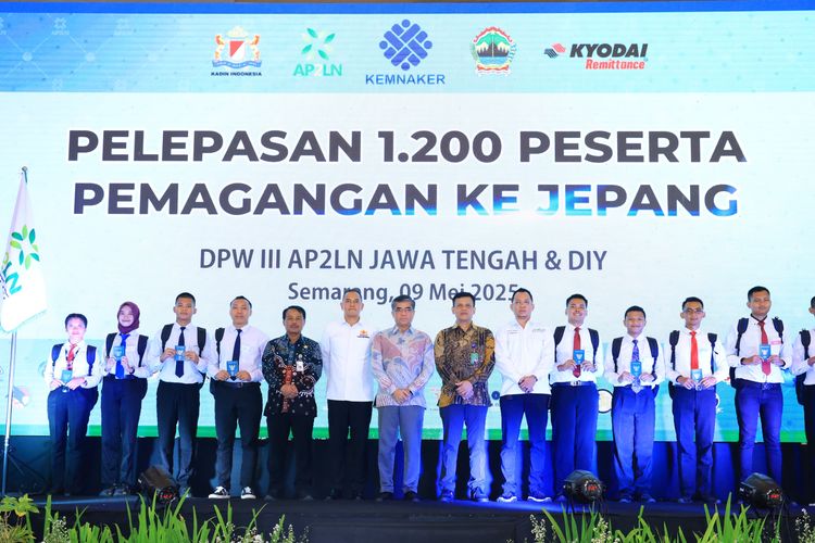 Menteri Ketenagakerjaan Yassierli, Gubernur Jawa Tengah Ahmad Luthfi, Dirjen Binalavotas Kemenaker Agung Nur Rohmad, Ketua BNSP Syamsi Hari, Ketua Umum AP2LN Firman Budiyanto, serta perwakilan dari Kadin berfoto bersama dengan beberapa peserta magang saat Pelepasan 1.200 Peserta Pemagangan ke Jepang di Semarang, Jawa Tengah, Jumat (9/5/2025).