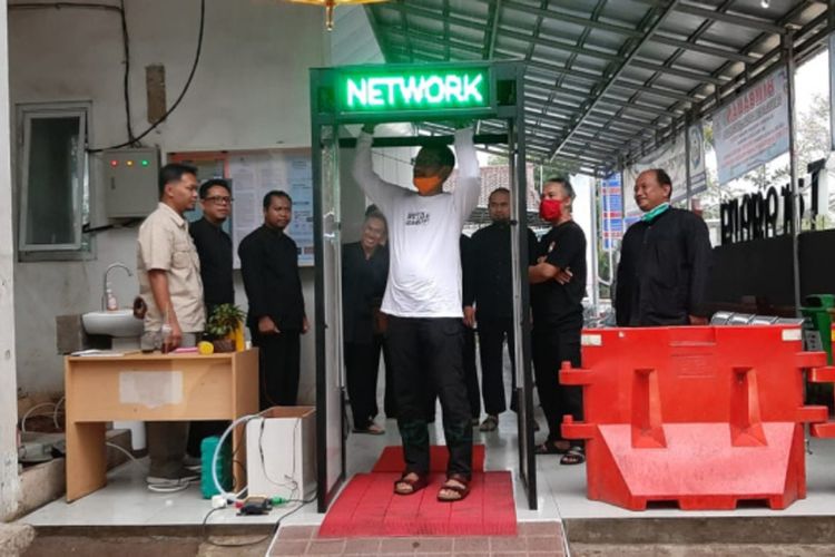 Wakil Bupati Garut saat mengontrol bilik desinfeksi yang diujicobakan di Puskesmas Tarogong Kaler, Jumat (27/03/2020) (foto : handout Diskominfo Pemkab Garut)