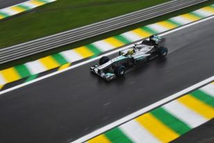 Pebalap Mercedes asal Jerman, Nico Rosberg memacu mobilnya pada sesi latihan bebas dua GP Brasil yang berlangsung di Sirkuit Interlagos, Jumat (22/11/2013).