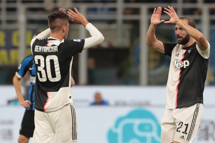 Penyerang Juventus, Gonzalo Higuain (kanan)  merayakan golnya ke gawang Inter Milan bersama rekannya, Rodrigo Bentancur, pada laga pekan ketujuh Serie A, di Stadion Giuseppe Meazza, San Siro, Milan, Minggu (6/10/2019) atau Senin dini hari WIB.