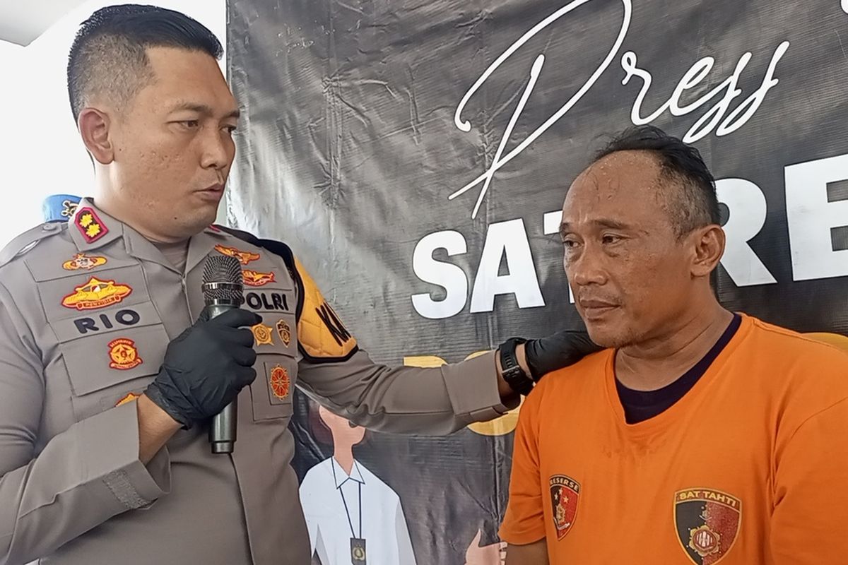 HM alias Jepang (45), Ketua RW yang mengancam perawat puskesmas dengan sebilah golok ditangkap dan ditetapkan sebagai tersangka saat dibawa ke Mapolres Bogor, Cibinong, Kabupaten Bogor, Jawa Barat, Senin (29/4/2024).