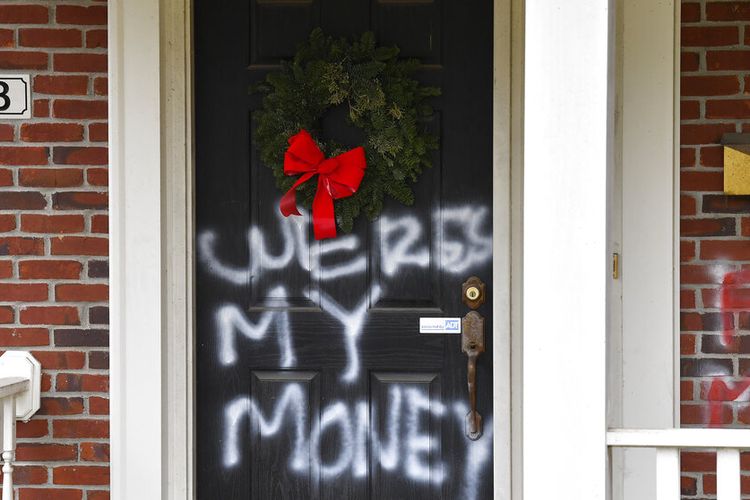 Tulisan grafiti, Wheres my money terlihat di pintu rumah Pemimpin Mayoritas Senat Mitch McConnell di Louisville pada Sabtu, 2 Januari 2021. 