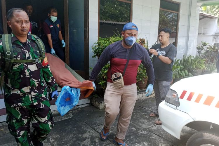 Petugas mengevakuasi mayat di Hotel Tenteram Ambarawa