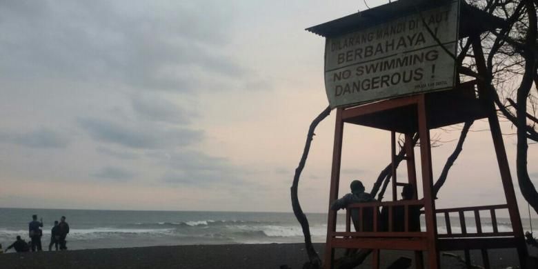 Pantai Goa Cemara di Desa Gadingsari, Kecamatan Sanden, Bantul, Yogyakarta dipenuhi rimbun pohon cemara. 