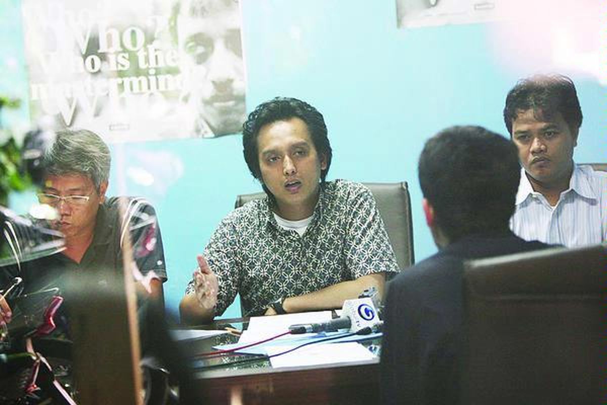 Rusdi Marpaung (kiri ke kanan), Al Araf, dan Junaedi dari Imparsial memberikan keterangan kepada pers untuk menyikapi rencana pengesahan RUU Rahasia Negara di Jakarta, Kamis (10/9). Imparsial menolak pengesahan RUU Rahasia Negara dan secara tegas menolak pencantuman ancaman hukuman mati sebagai bagian ancaman pidana di dalam RUU ini.