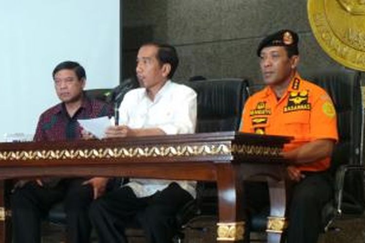 Presiden Joko Widodo di Kantor Basarnas bersama Menko Polhukam Tedjo Edhy Purdijatno dan Kepala Basarnas Mayjen Soelistyo