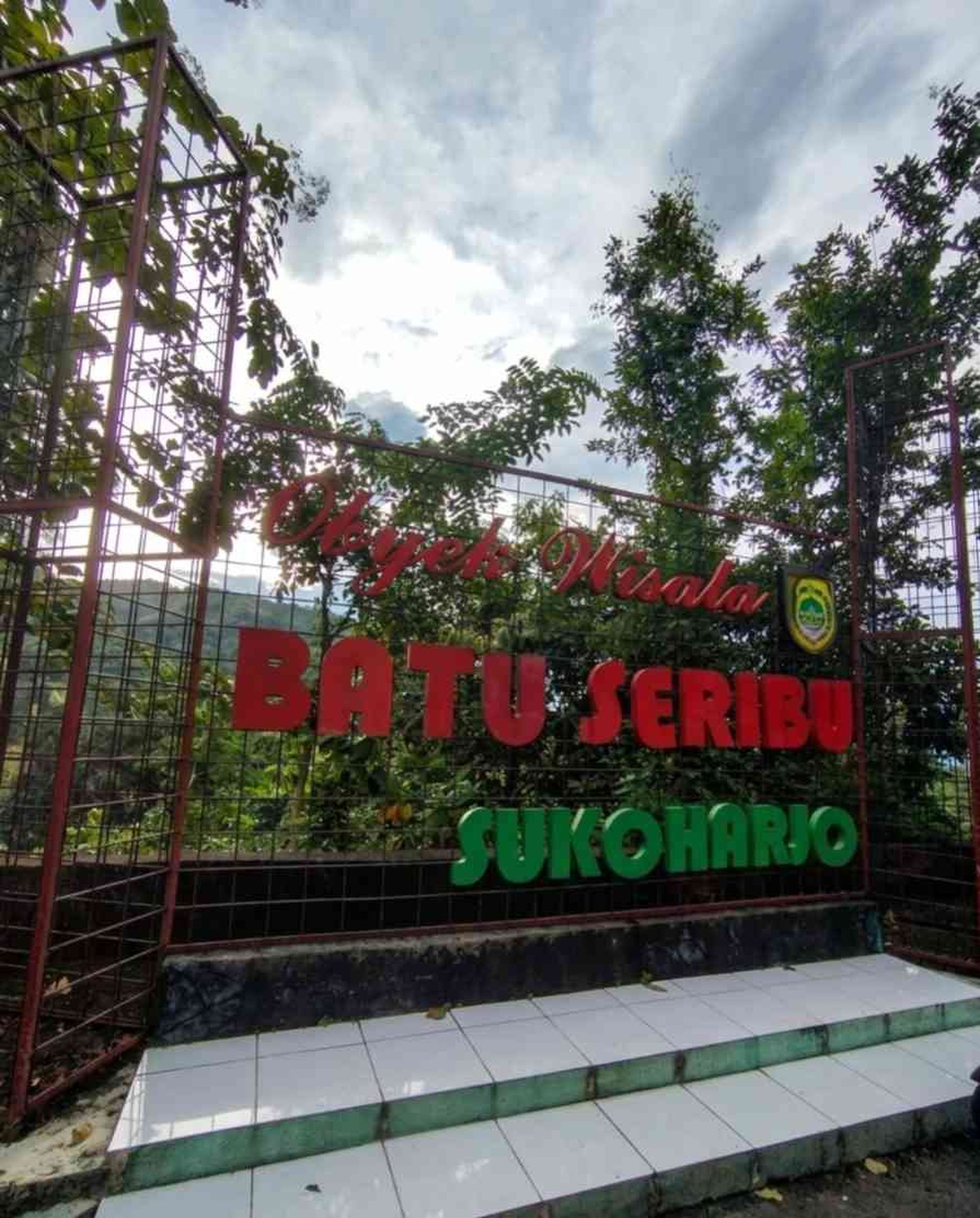 Foto Icon Pintu Masuk Obyek Wisata Batu Seribu (Sumber : Dokumentasi Pribadi Penulis)