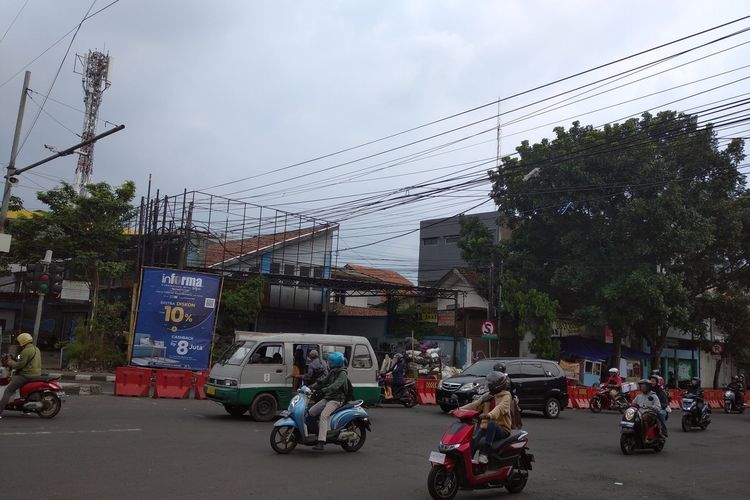 Kondisi kabel melengkung di perempatan Jalan Peta dan Jalan Kopo, Kota Bandung, Jawa Barat, Selasa (27/2/2024).