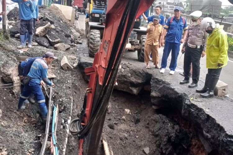 Sebagian ruas jalan di kawasan Jalan TB Simatupang tepatnya di Jalan RA Kartini, Cilandak Barat, Jakarta Selatan ambles. Total kerusakan jalan itu sepanjang 20 meter. 