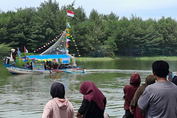 Perahu yang biasa mengangkut wisatawan berdandan cantik dengan hiasan penuh warna bikin laguna jadi semarak di komplek wisata Pantai Glagah, Kapanewon Temon, Kabupaten Kulon Progo, Daerah Istimewa Yogyakarta.