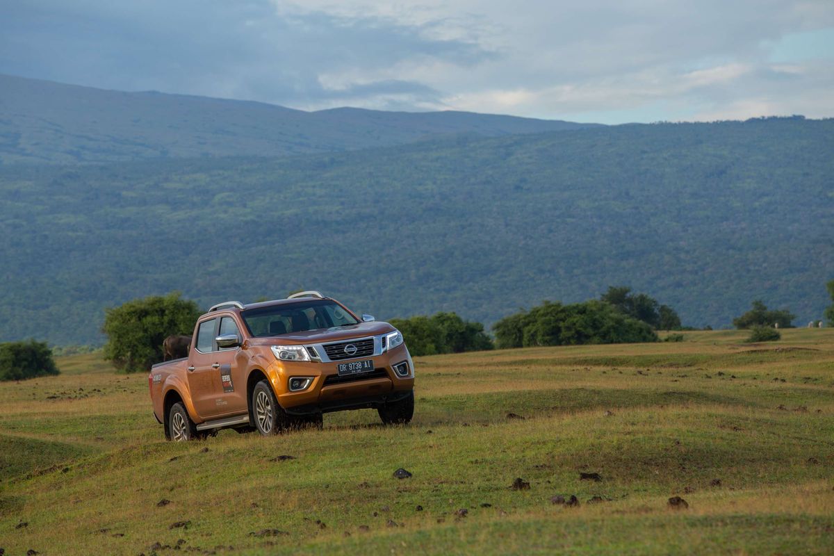 Mobil Nissan All-New NP300 Navara di kaki Gunung Tambora, Dompu, Nusa Tenggara Barat, Jumat (20/3/2015). Nissan All-New Navara punya spesifikasi standar, mesin diesel YD25DDTi berkapasitas 2.488 cc. KOMPAS IMAGES/KRISTIANTO PURNOMO