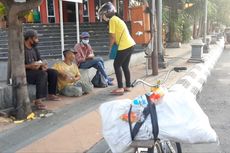 Berboncengan Keliling Semarang, Pasutri Ini Bagikan Ratusan Nasi Bungkus untuk Warga Kurang Mampu