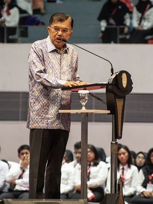 Wakil Presiden Jusuf Kalla berbicara dalam acara Presidential Lecture 2019 di Istora Senayan, Jakarta, Rabu (24/7/2019). Kegiatan yang diikuti oleh 6.148 CPNS hasil seleksi tahun 2018 itu mengangkat tema Sinergi Untuk Melayani. ANTARA FOTO/Aprillio Akbar/hp.