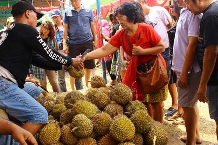Salah satu stan durian lokal Semarang yang dikerubuti pengunjung dalam Semarang Festival Durian 2017, Sabtu (25/2/2017).