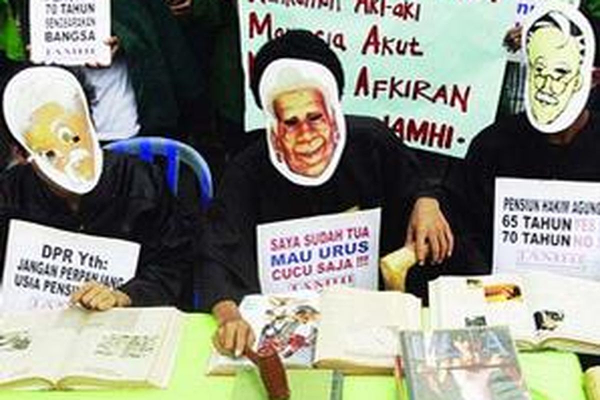 Sejumlah mahasiswa yang tergabung dalam Jaringan Aksi Mahasiswa Hukum Indonesia menggelar aksi teatrikal di depan Gedung MPR/DPR, Jakarta, Senin (15/12). Mereka menolak disahkannya Rancangan Undang-Undang (RUU) Mahkamah Agung.