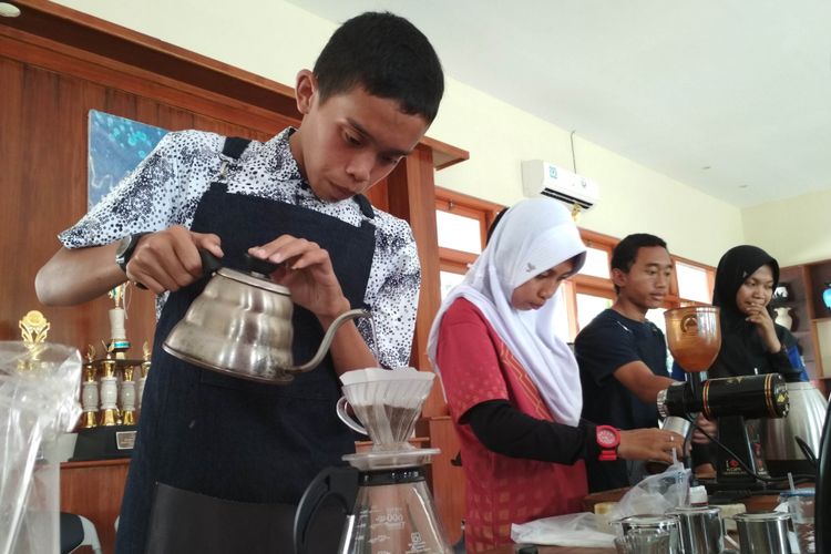 Siswa-siswa penyandang disabilitas intelektual berlatih menjadi barista kopi di BBRSPDI Kartini Temanggung belum lama ini. 