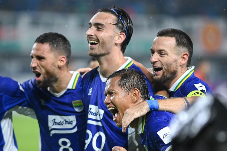 Pemain Persib Bandung merayakan gol kedua ke gawang Selangor FC yang dicetak Andrew Jung dalam lanjutan laga AFC Champions League Two (ACL 2) 2025-2026, Kamis (23/10/2025) di Gelora Bandung Lautan Api (GBLA).