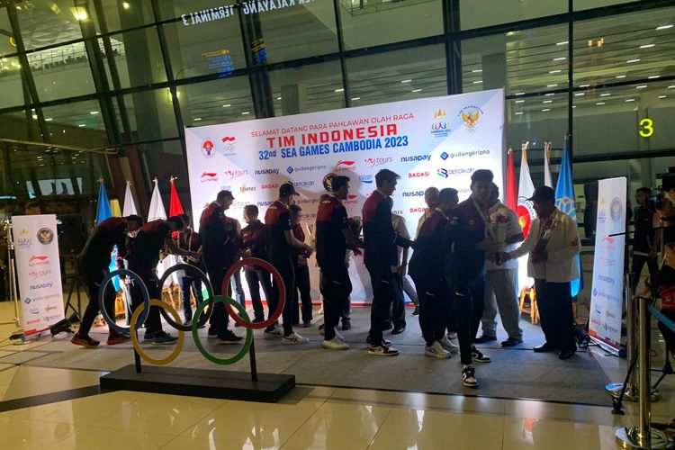 Timnas voli putra Indonesia saat menerima sambutan seusai meraih medali emas SEA Games 2023 Kamboja di Terminal 3 Bandara Soekarno-Hatta pada Rabu (10/5/2023) malam WIB.